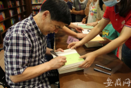 “動物小說大王”沈石溪安徽圖書城會粉絲