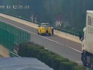 新能源汽車高速上沒電 2男子竟下車推行
