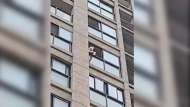 女子跨坐8樓窗臺欲輕生  蕪湖消防民警合力救援