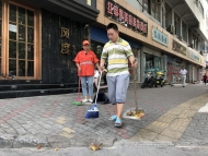 兒子患有唐氏綜合征，蚌埠環衛工媽媽每天帶著他一起上班
