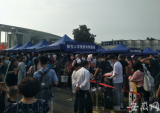 欢迎新同学！安徽大学新生入学报到，现场设立“新生专用通道”
