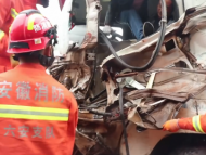 ?六安：兩車相撞一司機被困 消防破拆駕駛室施救