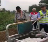 巡逻途中遇电车自燃 萧县民警一分钟紧急扑救