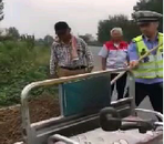 巡邏途中遇電車自燃 蕭縣民警一分鐘緊急撲救