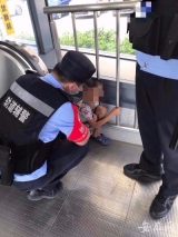 危险！小男孩独自蹲在地铁出入口电梯上行出口处 