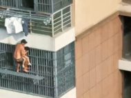 中國好鄰居！淮南3歲娃翻窗身懸5樓，鄰居徒手高空救援