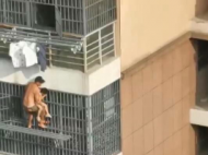淮南3歲娃翻窗懸在空中 鄰居徒手爬樓營救！ 