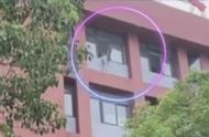 生死10秒！16歲女孩樓頂欲輕生 被民警飛撲救下
