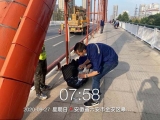 六安市市政处对皋城路大桥钢拱进行安全检测
