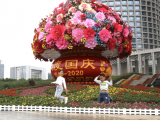巨型国庆花坛亮相合肥街头（组图）