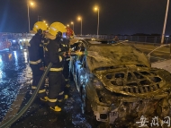 蕪湖長江大橋上轎車行駛中起火 消防緊急撲救