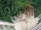 G5京昆高速四川雅西段滚落山石砸断高速路大桥 交通中断