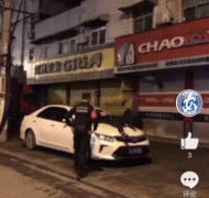 來安一男子酒后臥睡汽車引擎蓋 民警將其安全送回家