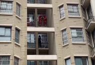 女孩6樓翻窗被困5樓外 消防索降營救