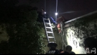 淮北：女子跳墙被困“巷口” 消防到场实施救援