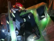 合肥: 渣土車與半掛車相撞 一司機被困（視頻）