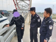 女子欲跳河輕生 蚌埠民警緊急救援