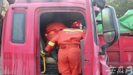 為避讓三輪車，兩輛渣土車迎面相撞 