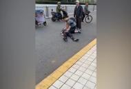 男子突然暈厥摔倒 安醫(yī)大二附院急診外科醫(yī)生路過搶救