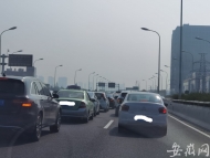 合肥裕溪路高架出城方向車流量大  發(fā)生多起交通事故