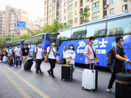 合肥遭遇出行高峰   緊急調(diào)運(yùn)30臺公交車參與長途運(yùn)輸