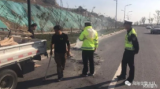 小货车车厢内着火 凤阳交警及时灭火救援