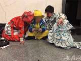 抬头不见低头见  聚焦身边的“低头族”（组图）
