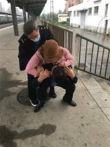 旅客站台突昏倒，工作人员急相救