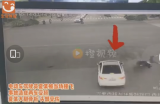 芜湖一电动车司机闯红灯 被轿车当场撞飞受伤