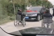 利辛老人组轮椅队拦婚车要钱? 当地镇政府回应今后加强文明宣传力度