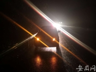 一男子高速上坐車里打瞌睡  幸被阜陽交警發(fā)現(xiàn)并強制休息