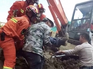 合肥一工地發(fā)生塌方  消防員徒手挖掘救出被困者