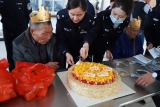 合肥警方志愿者在敬老院为老人庆生过重阳 