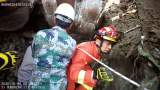 合肥一工地发生塌方 消防员徒手挖掘救出被困者