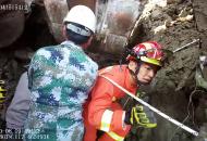 合肥一工地發(fā)生塌方 消防員徒手挖掘救出被困者