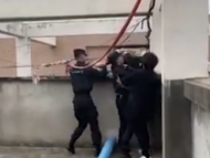 安慶一名年輕女子欲跳樓輕生 民警一個箭步抱回安全區域