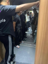 因为一张高铁上的照片，他们火了！