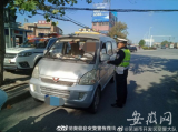 男子抱着孩子开车被处罚 芜湖交警提醒：突发情况找我们
