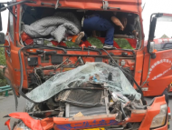 蕪湖：兩半掛車高速相撞 一司機被困駕駛室