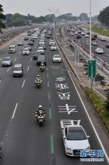 潜山交警与时间赛跑护送受伤老人就医