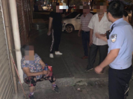 廬江一阿茲海默癥老人走失，她不停地說：我找不到家了，坐這等老伴