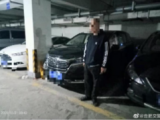 合肥：车牌号完全一样的两辆车并排停放，怎么回事？
