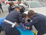 芜湖：电动车撞上拐弯汽车 骑车人倒地昏迷（视频）