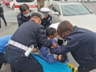 蕪湖：電動車撞上拐彎汽車 騎車人倒地昏迷（視頻）