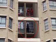 女孩6樓翻窗被困5樓外 消防索降營救（視頻）