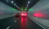 上海隧道一司机多次变道反被撞