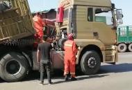 兩車相撞司機(jī)被困 淮北消防緊急救援