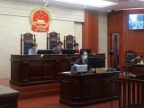 两女子打架时致无辜路人受伤致残  法院判各赔偿一半