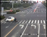 电动车闯红灯与小轿车发生碰撞  凤阳交警认定骑车老汉负全责