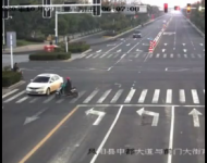 電動車闖紅燈與小轎車發生碰撞  鳳陽交警認定騎車老漢負全責